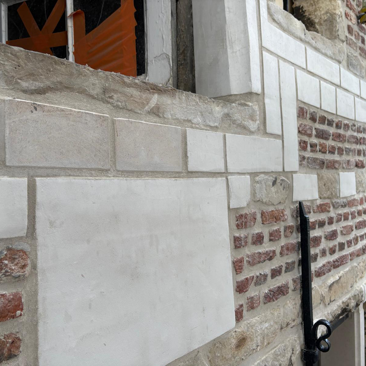 Detail van gerestaureerde natuursteen aan het historische pand Roose in Antwerpen