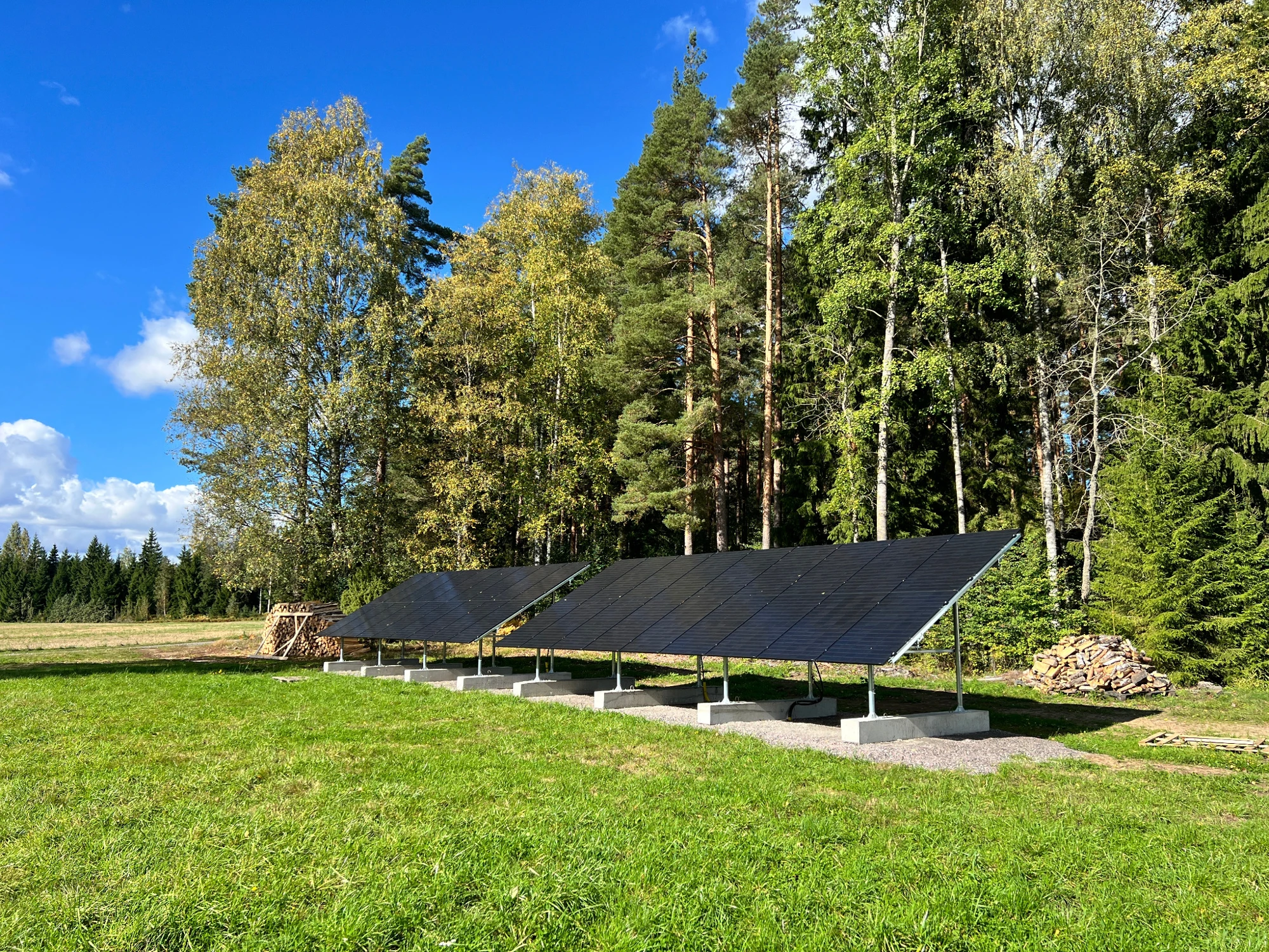 Esimerkkikohde Uudellamaalla: aurinkopaneelit Orima-telineillä betoniperustuksilla