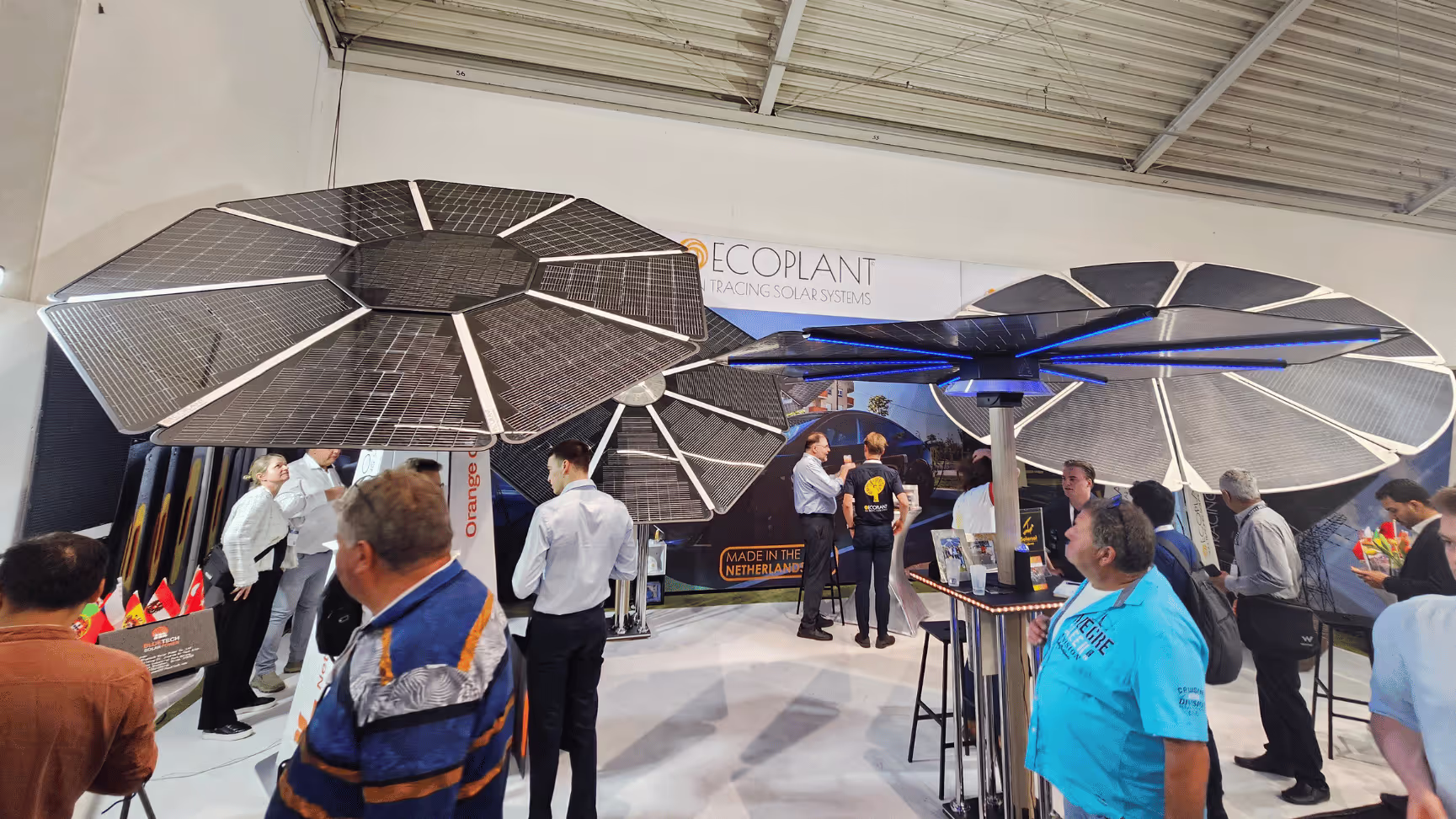 Intersolar aurinkosähkömessuilta Saksasta kuva kukanmuotoisista aurinkopaneeleista