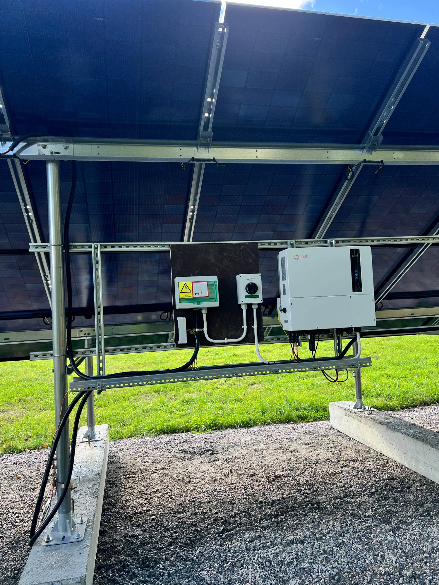 Solis 15 kW hybridi-invertteri paneeliston takana