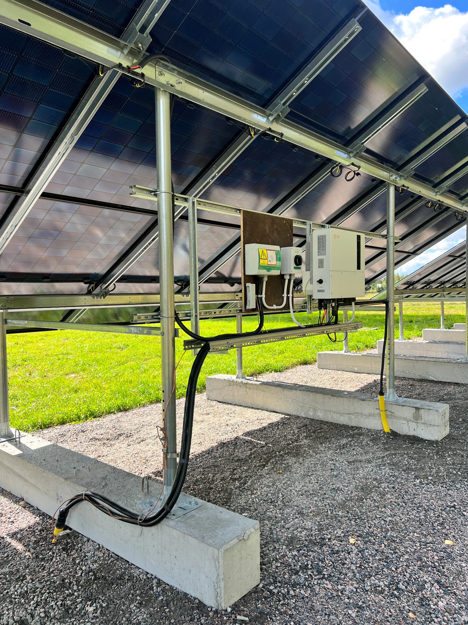 Paneelikentän taustarakenne ja Solis 15 kW hybridi-invertteri