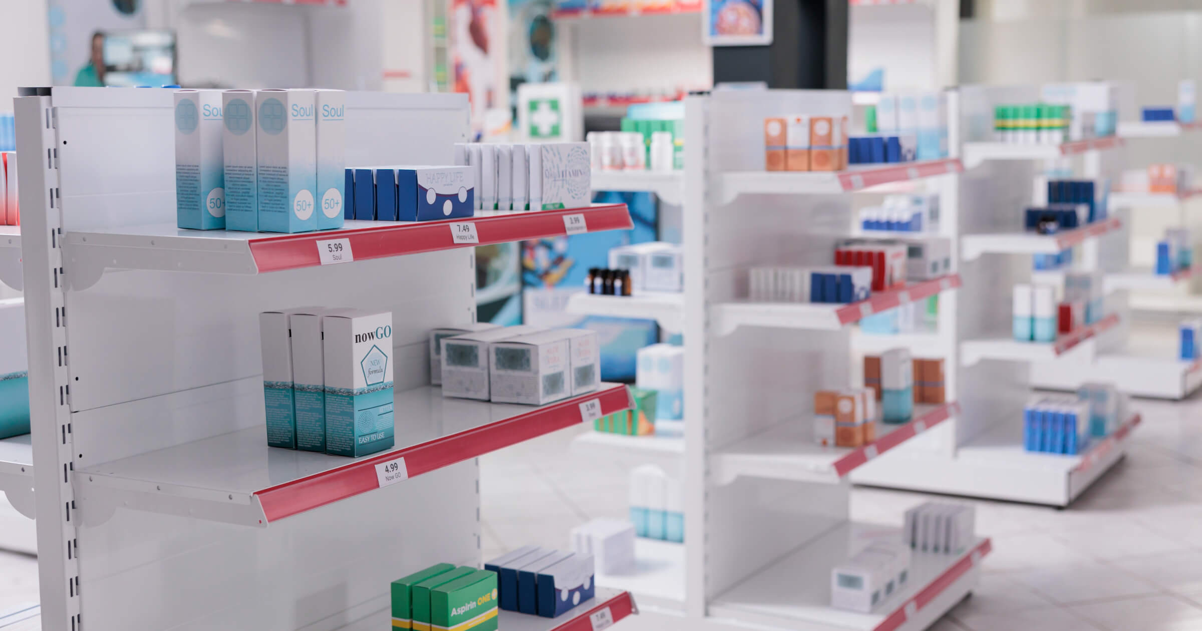 Medicamentos expostos nas prateleiras da farmácia.