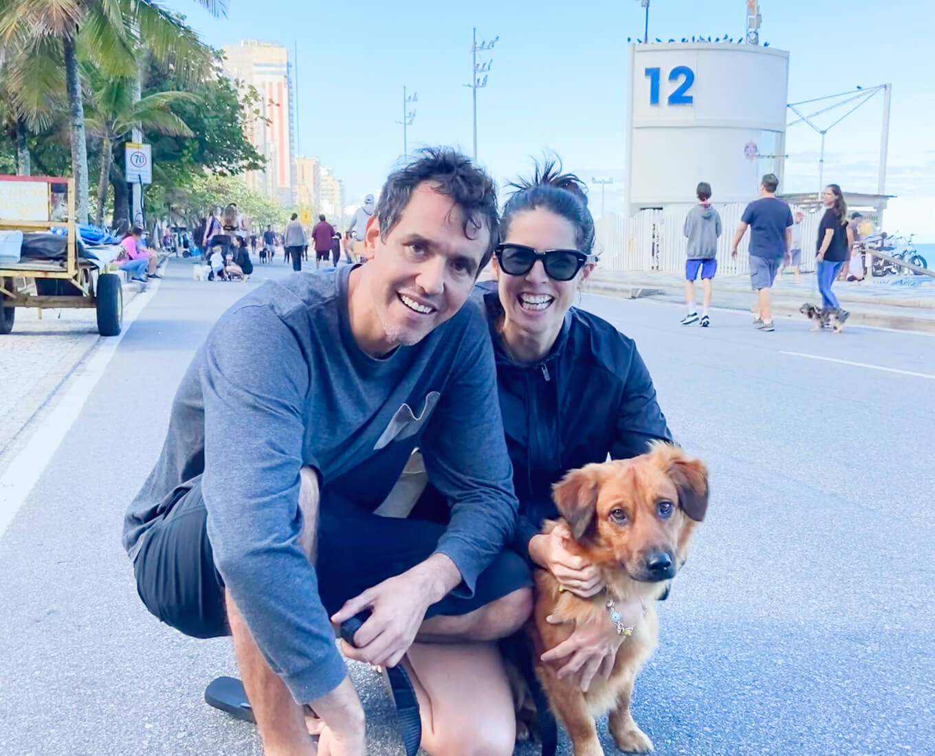 Foto do Marco e Victoria com seu cachorro na orla do Rio de Janeiro
