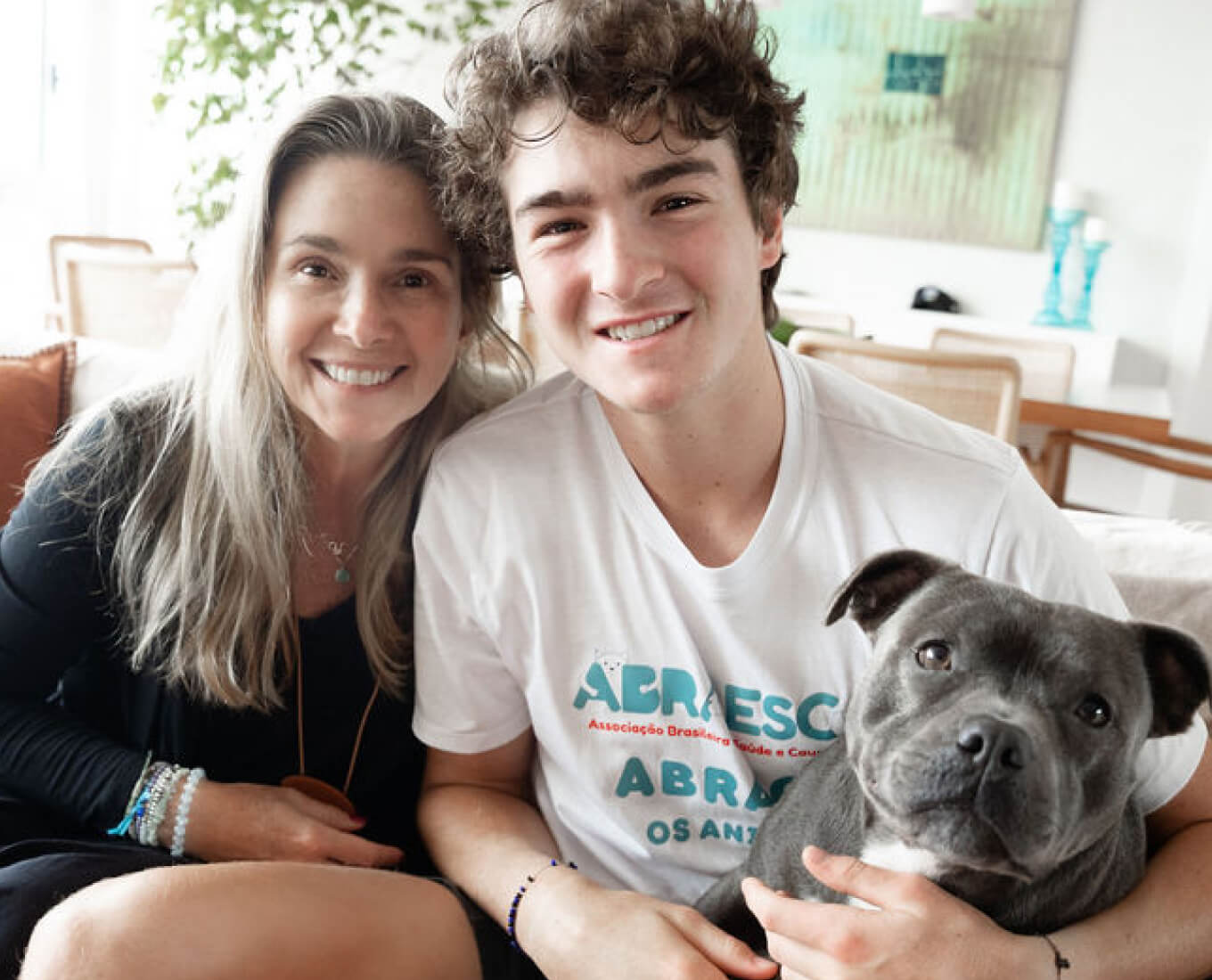 Foto do João Fonseca com a mãe e cachorro Ayla