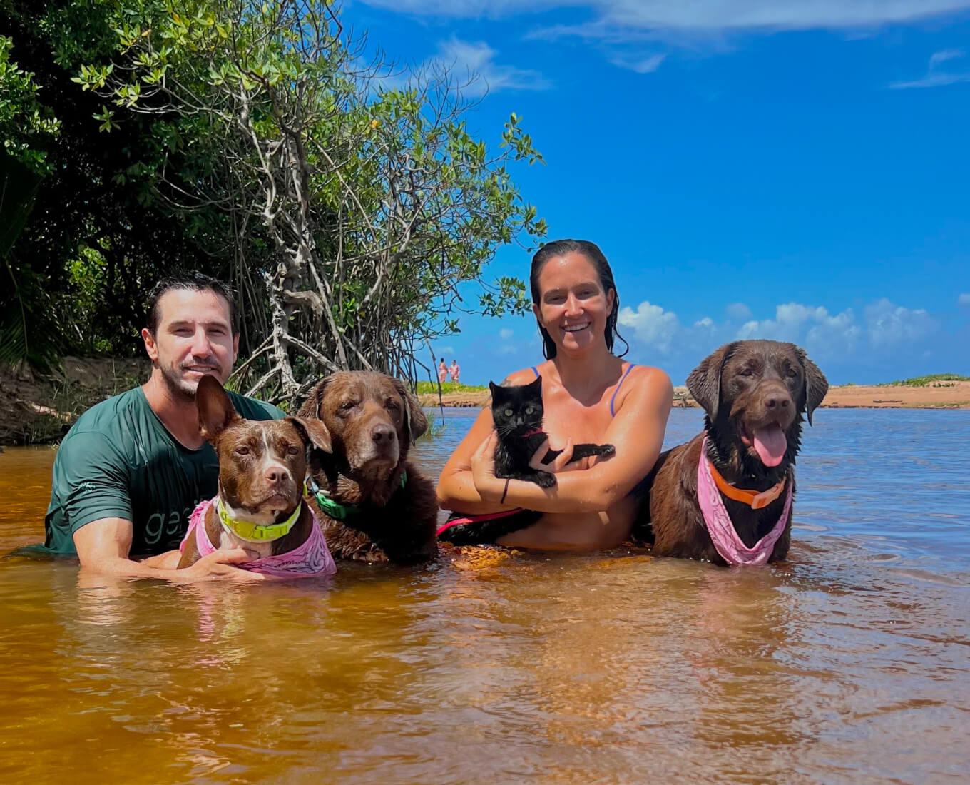 Foto do casal SurfDog com dois cachorrsos