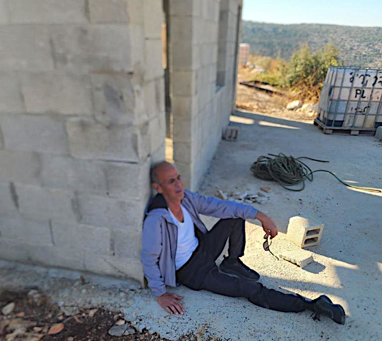 נאחזים באדמה