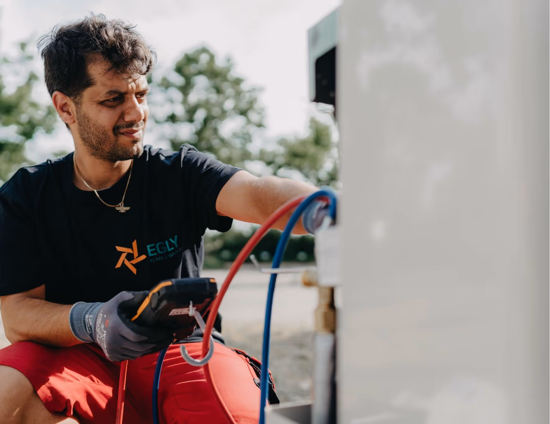 Klimatechniker überprüft Außeneinheit einer Wärme360° Anlage.