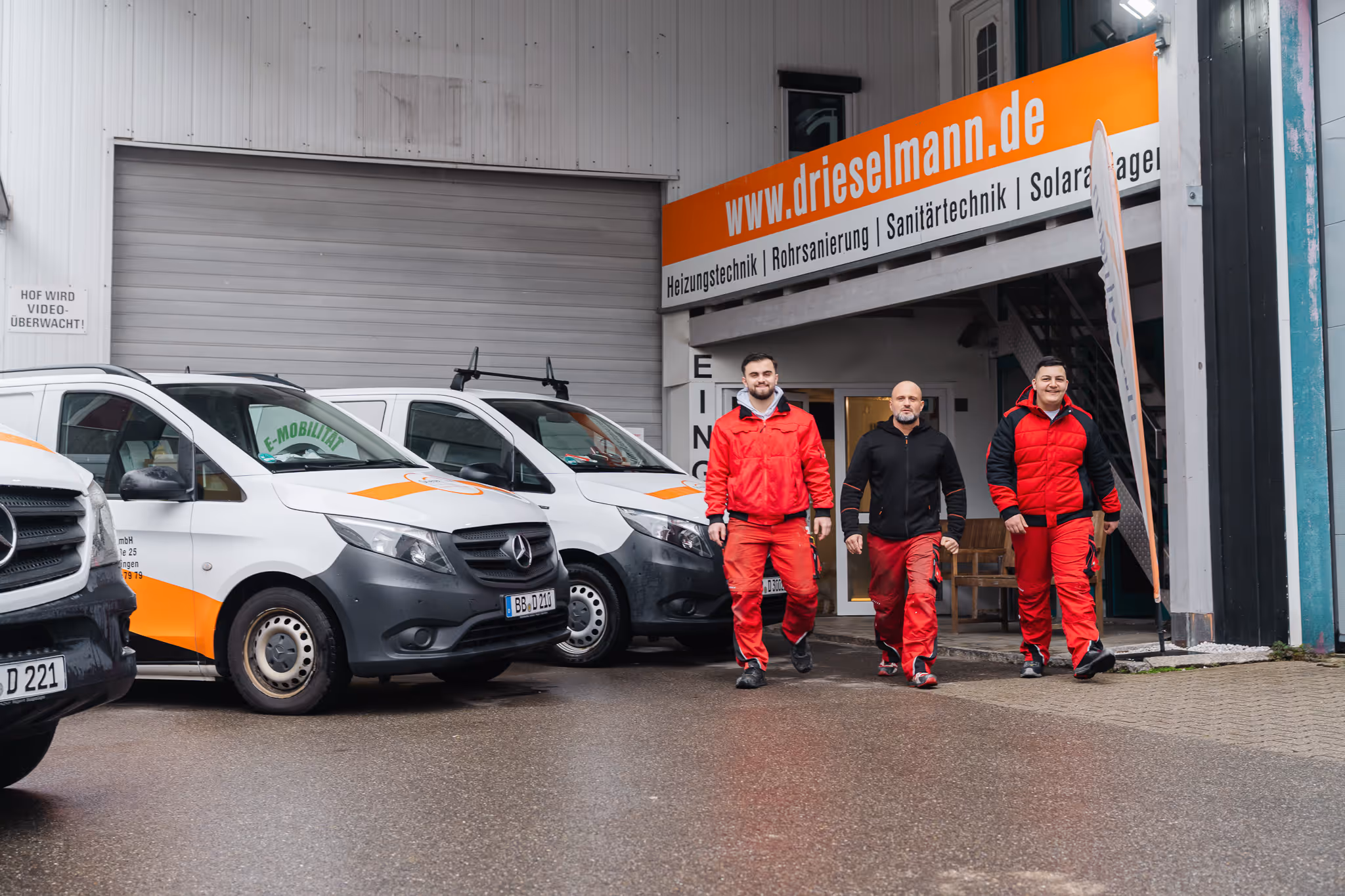 Aufnahme von Firmengebäude und -wagen plus 3 Drieselmann Handwerker