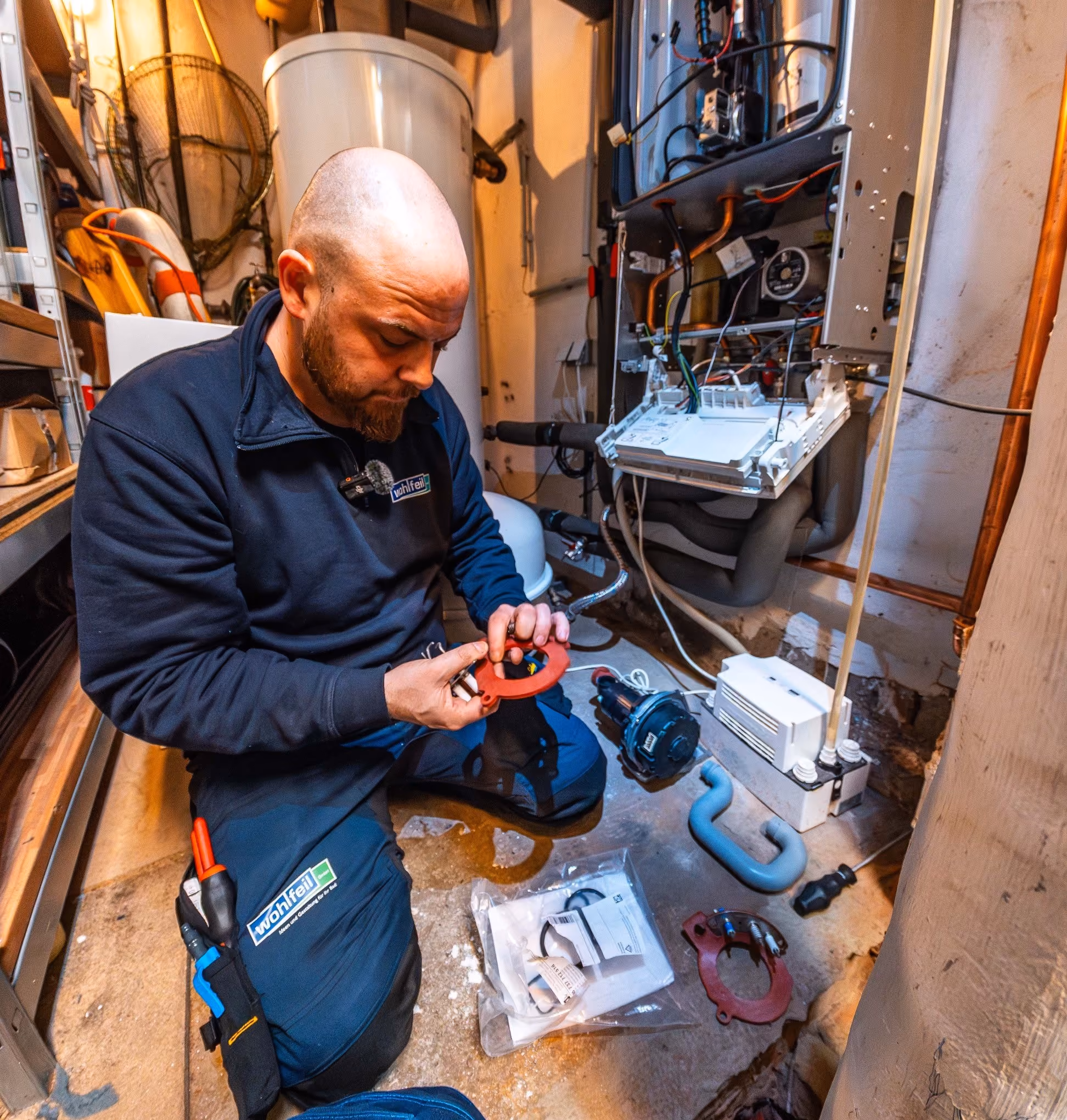 Wohlfeil Handwerker im Heizungskeller