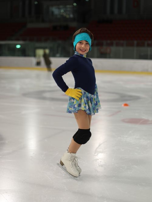 Mädchen (Wilhelmina) mit Schlittschuhen auf dem Eis