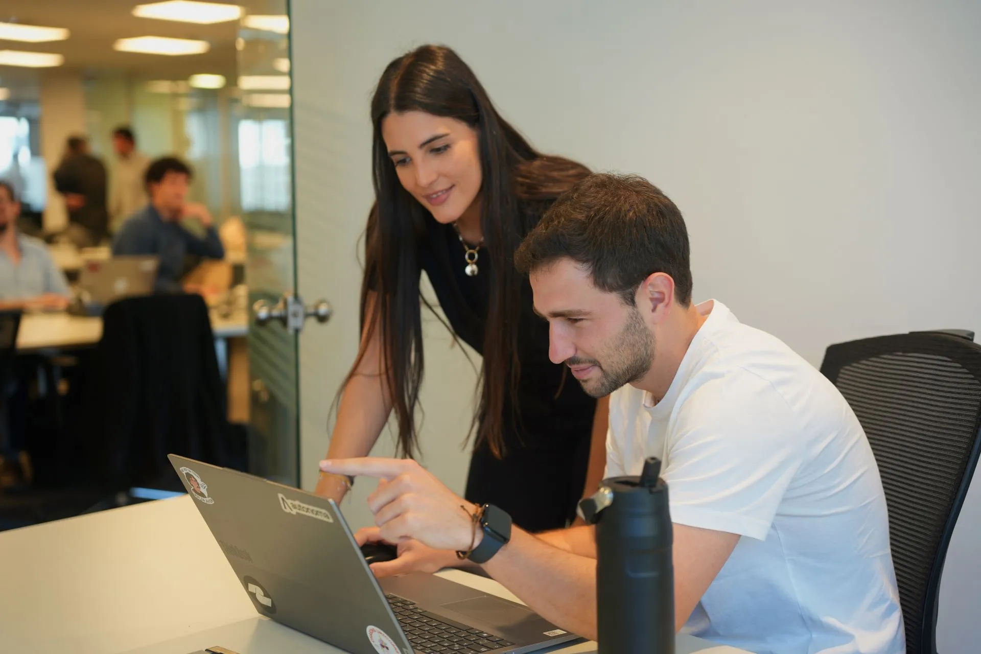 Persona descubriendo la Educación financiera  junto a los mejores especialistas que ofrece Byma en un portatil.