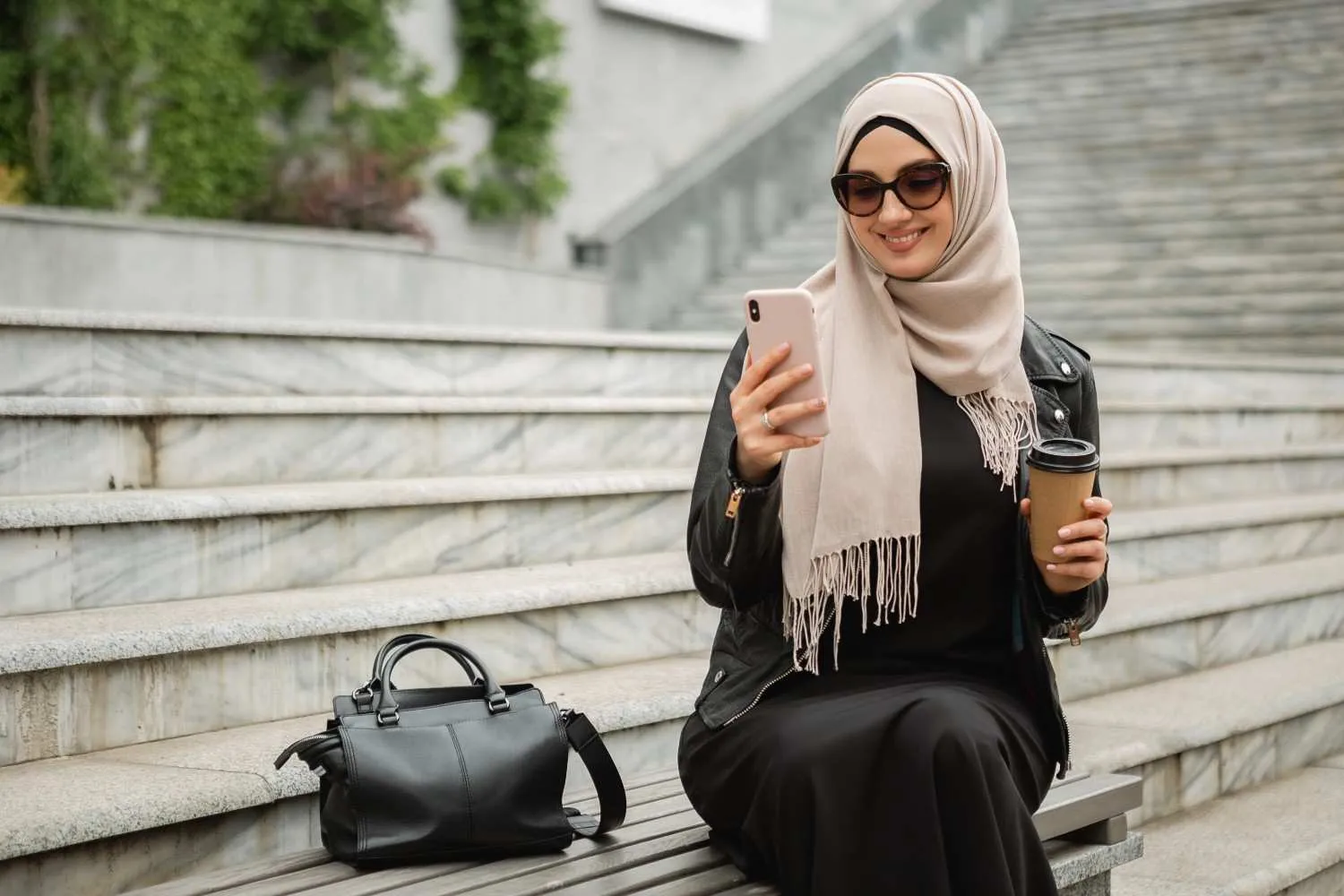 شنط صغيرة كروس بودي للنساء في الإمارات (دليل 2026 – أفضل العروض)
