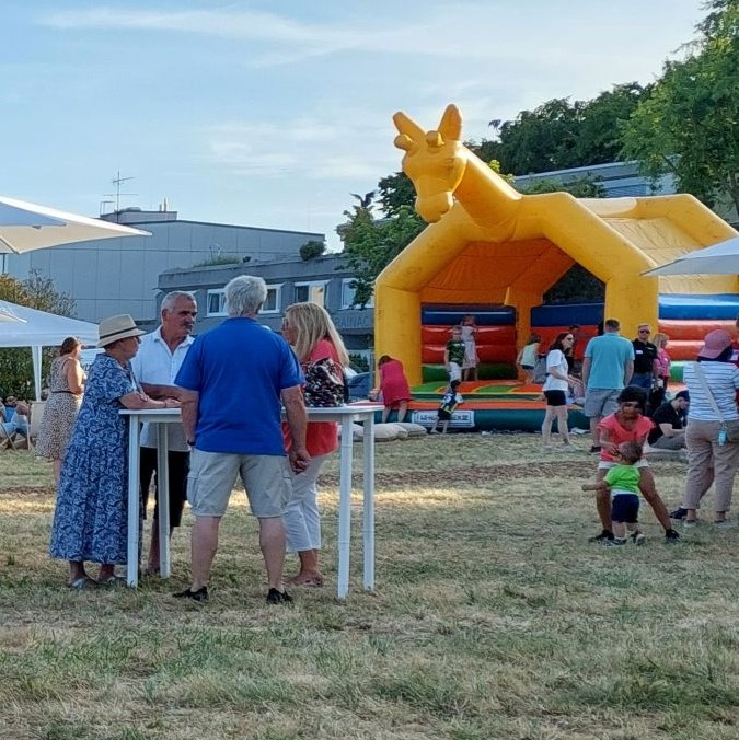 100 Jahre Herbert Hänchen in Ostfildern: Jubiläum mit Länderpavillons, Azubi-Skulptur und 100 Drohnen