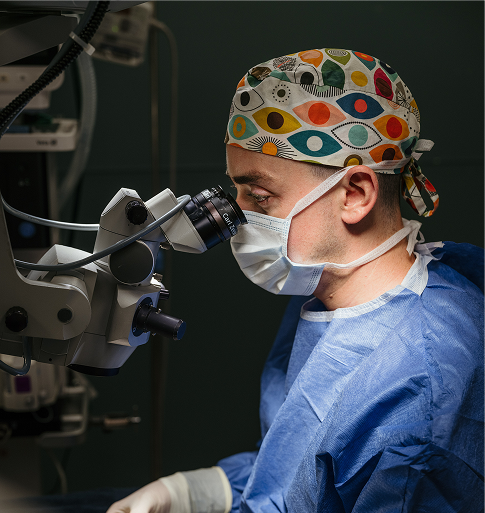 veterinary ophthalmologist performing surgery