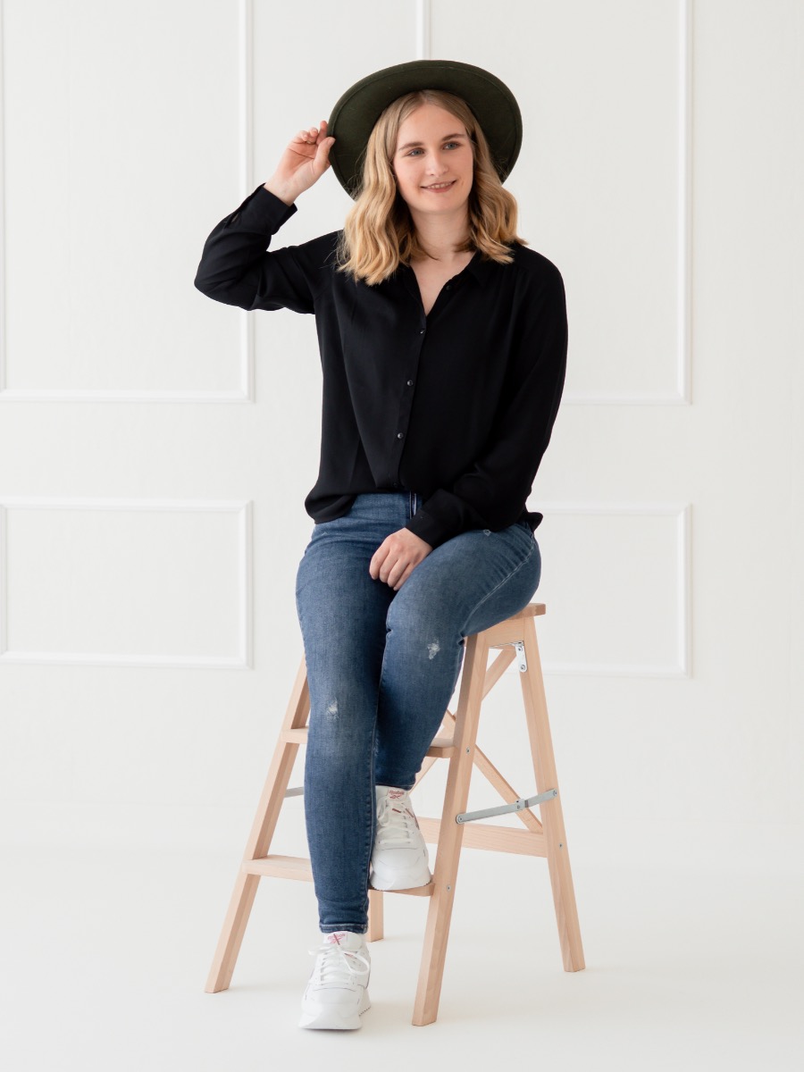Doreen Otte im Studio, Portrait mit Hut