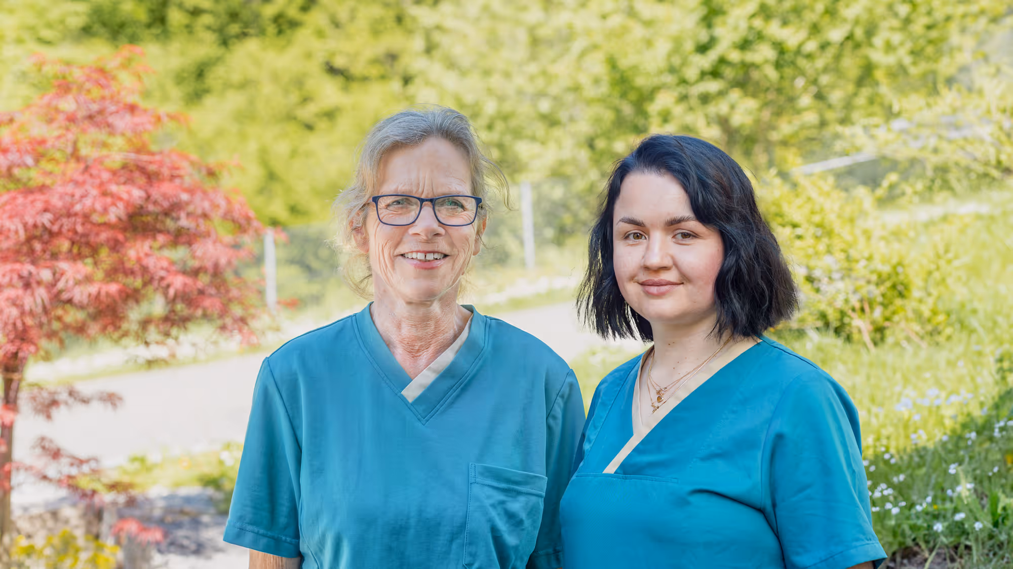 Wir sind Schönberg – Wir stellen unsere Mitarbeitenden vor: Verena und Sandra aus der Pflege.