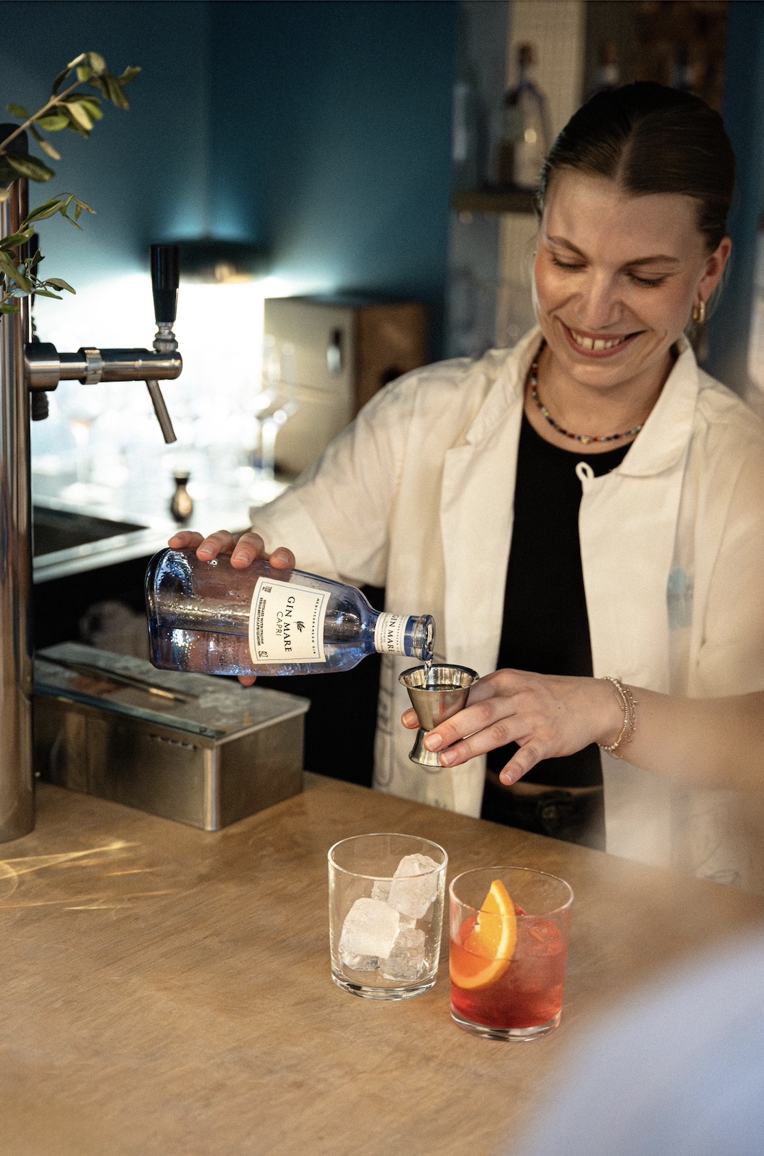 Eine Gruppe von 5 Personen vor einer Beton Wand. Es ist das Projekt Team der Hamburg Cocktail Week, Swetlana, Oli, Charles, Conor, Andrey und Chloé 