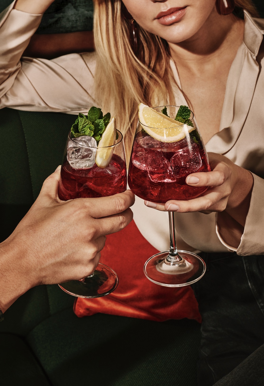 Eine Gruppe von 5 Personen vor einer Beton Wand. Es ist das Projekt Team der Hamburg Cocktail Week, Swetlana, Oli, Charles, Conor, Andrey und Chloé 