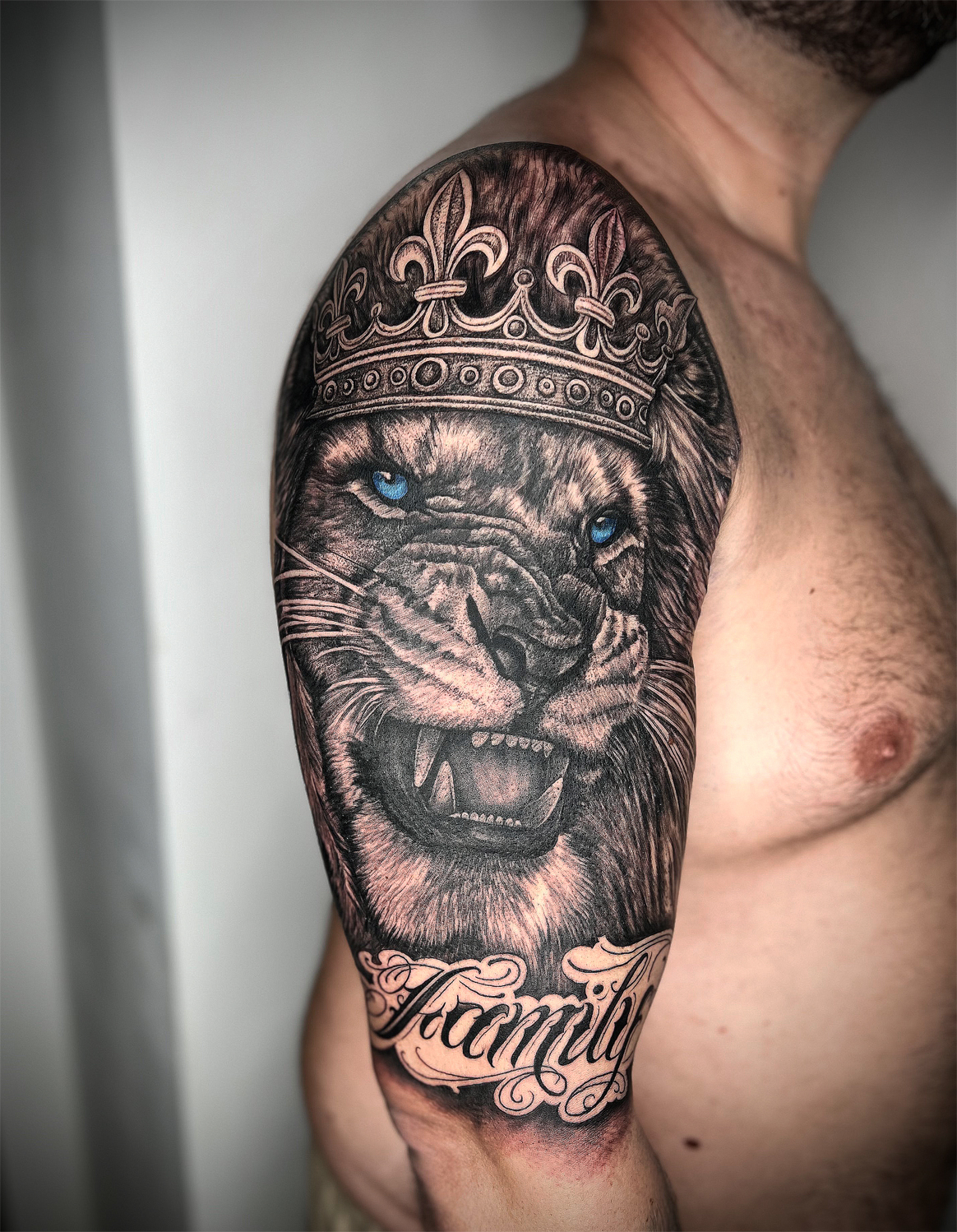 Realistic Lion Familie Tattoo München – Kontrast zwischen Licht und Schatten.