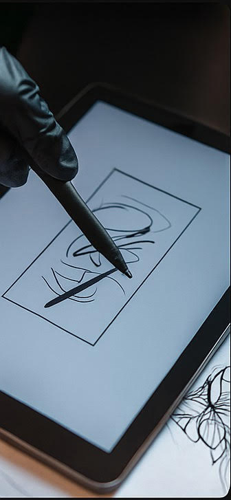 Tattoo-Beratung im Avantgarde Tattoo Studio München – Planung eines individuellen Black & Grey Motivs mit Kristiyan Mihaylov.