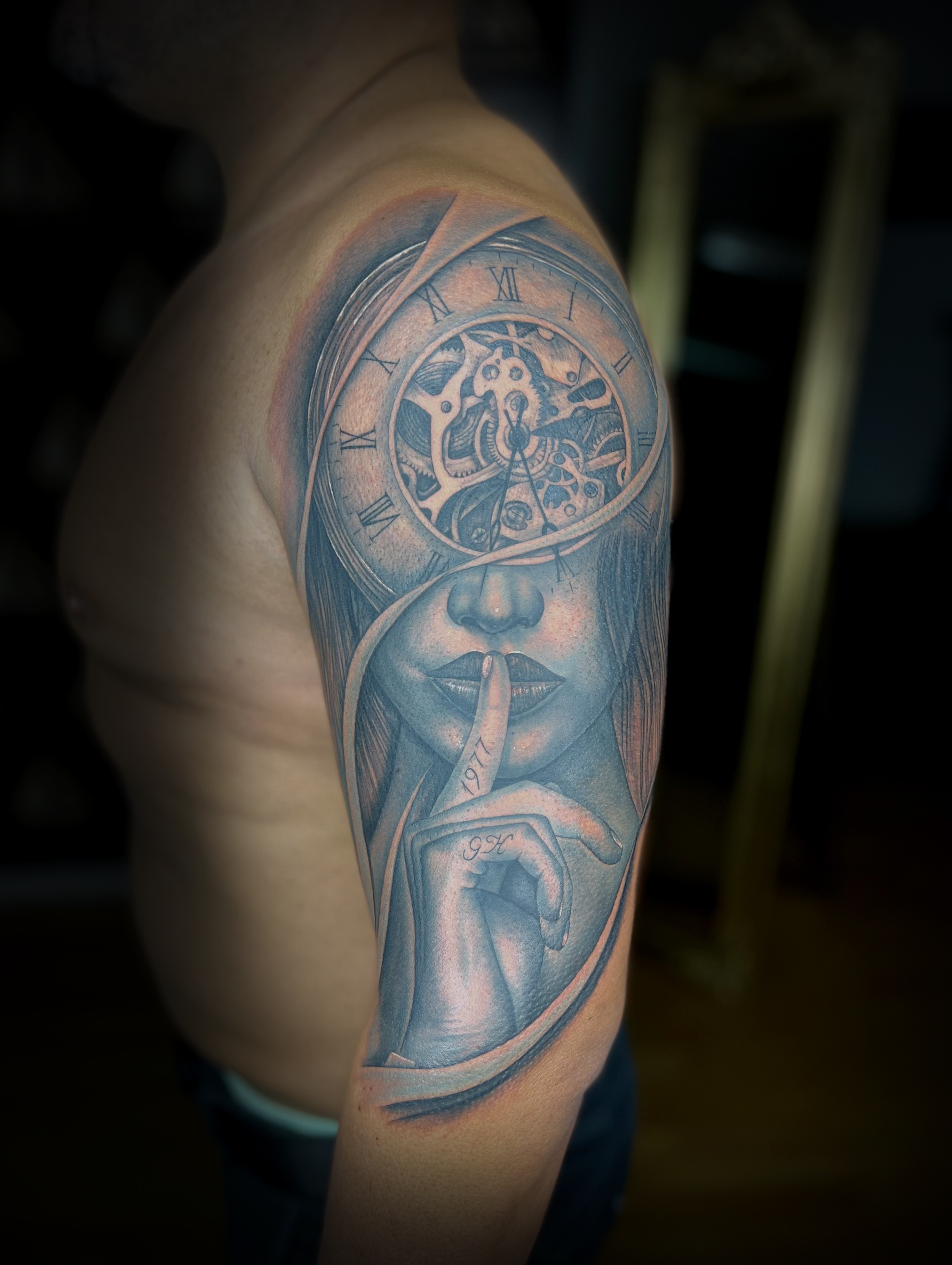 Detailaufnahme eines Black & Grey Tattoos auf dem Oberarrm, gestochen im Avantgarde Tattoo Studio München.