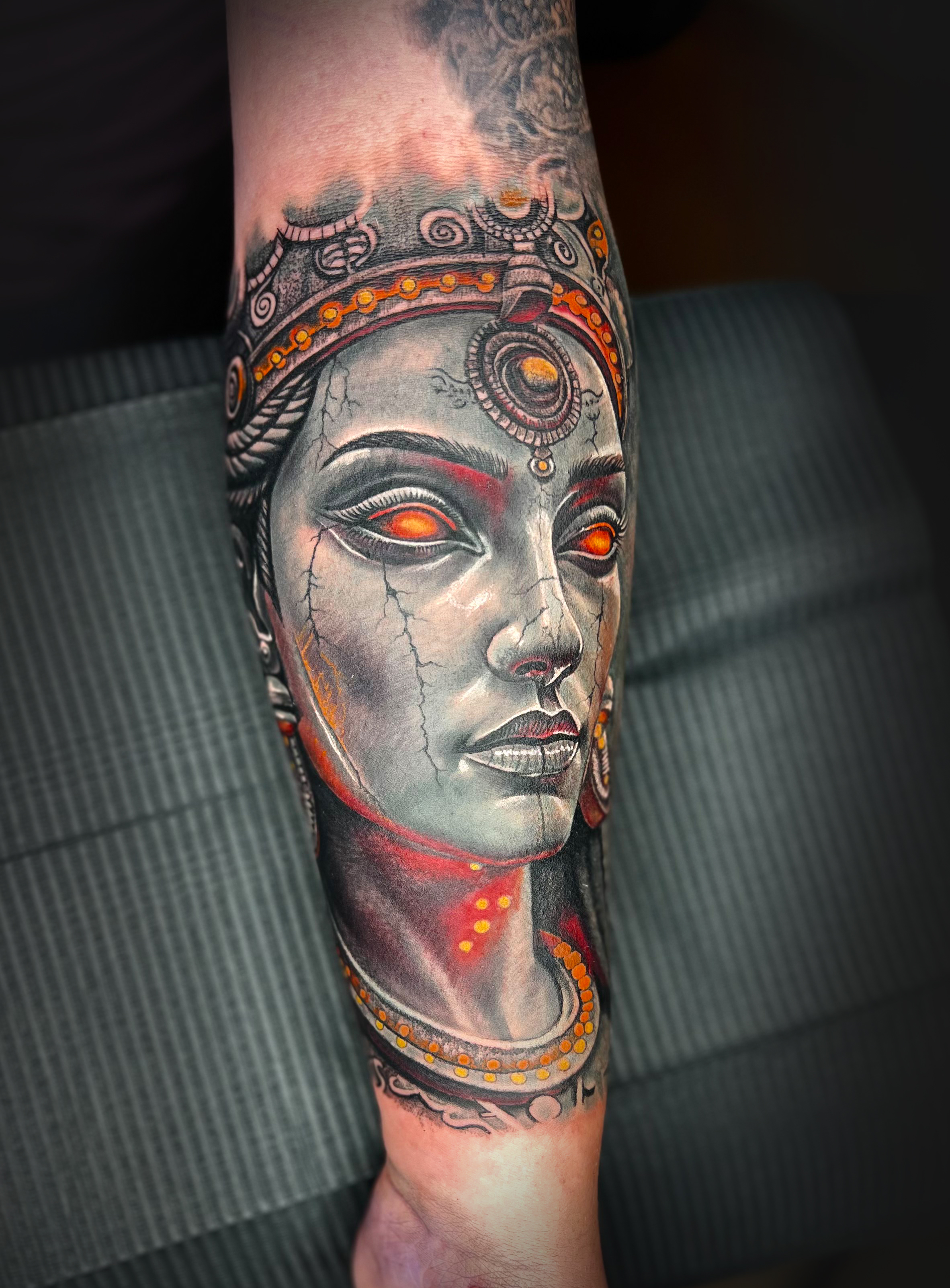 Realistisches Gesicht farbiges Tattoo in München von Kristiyan Mihaylov im Avantgarde Tattoo Studio
