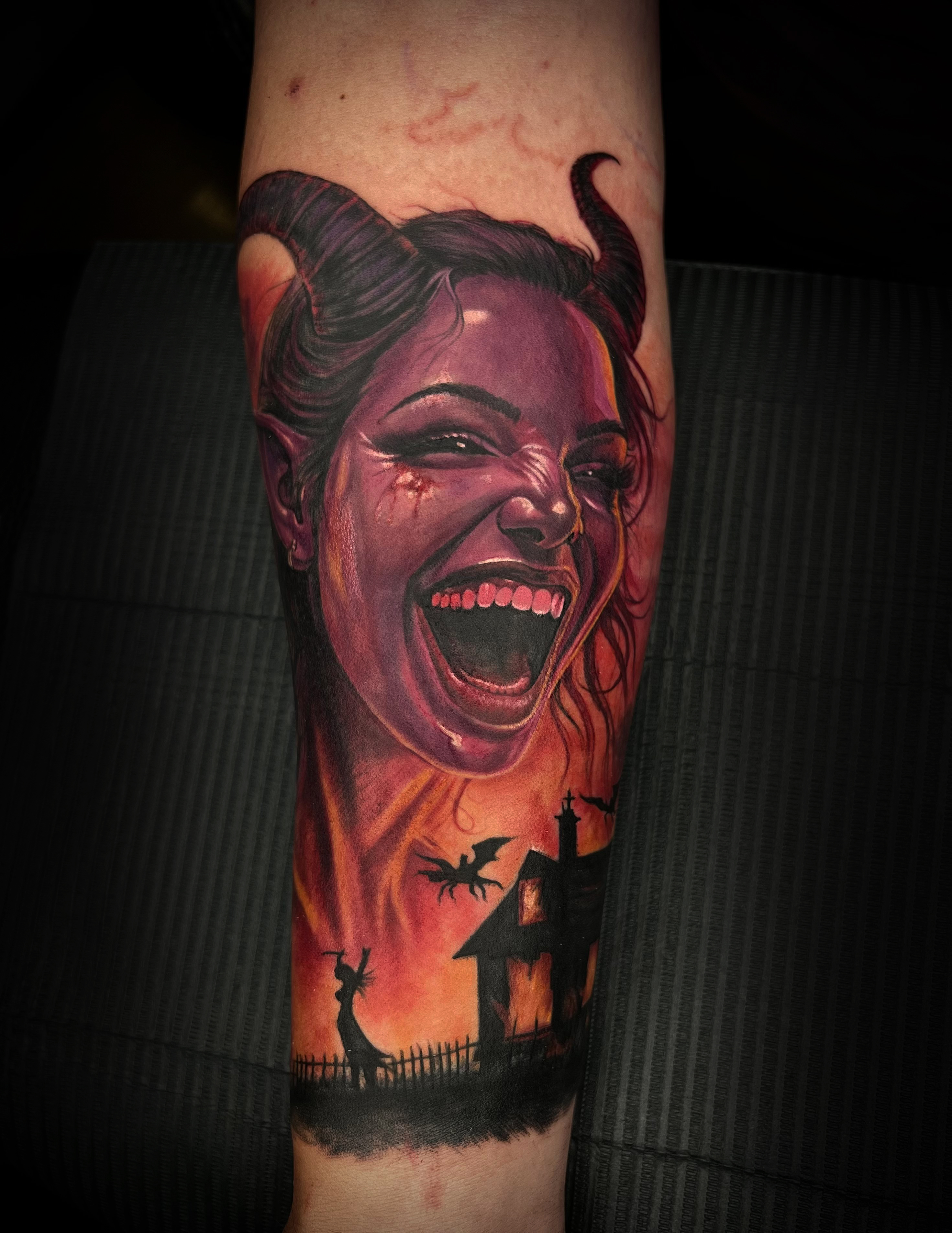 Farbiger Devil Unterarm Tattoo vom Avantgarde Tattoo Studio München