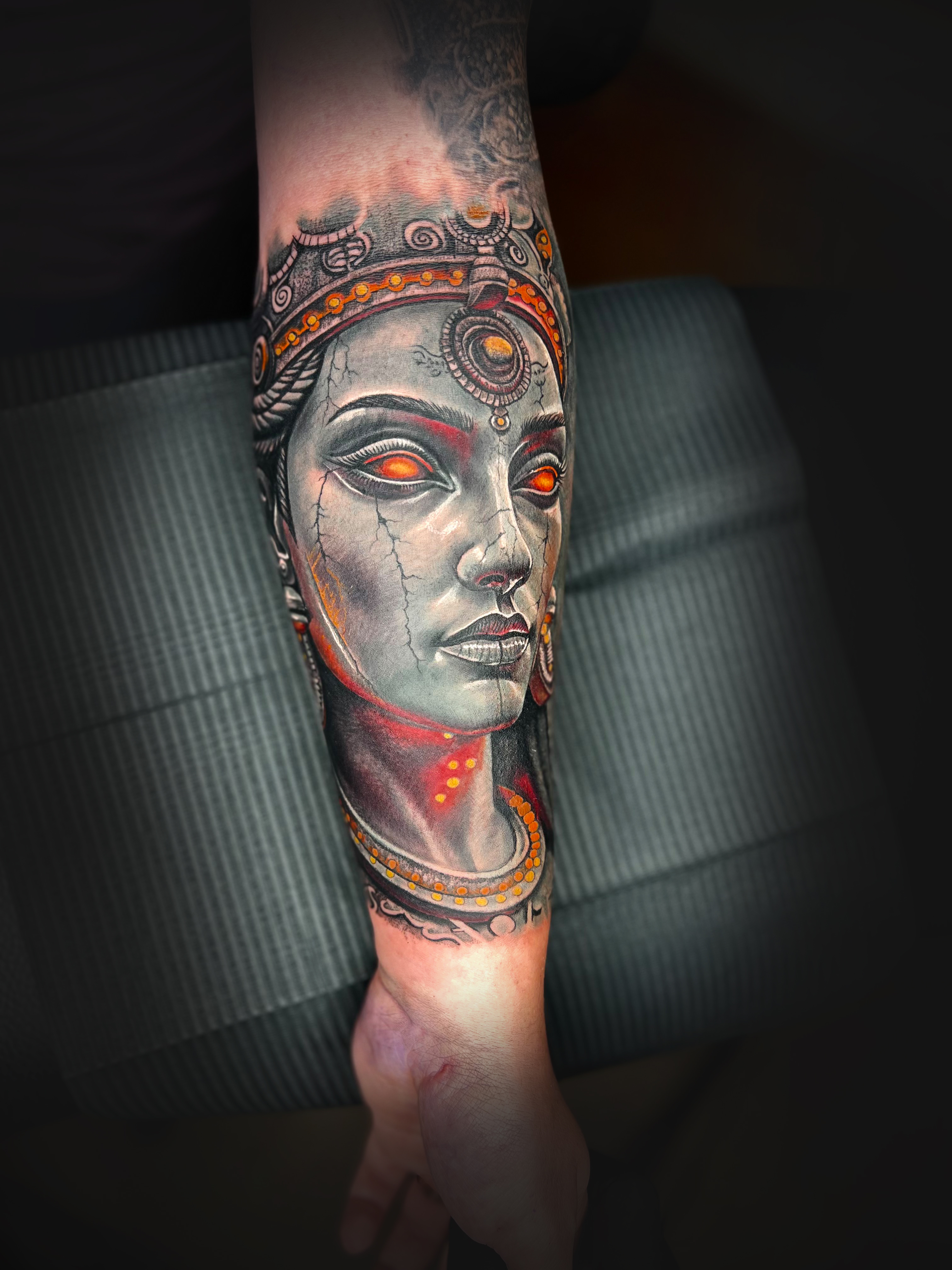 Realistisches farbiges Gott Tattoo in München von Kristiyan Mihaylov im Avantgarde Tattoo Studio
