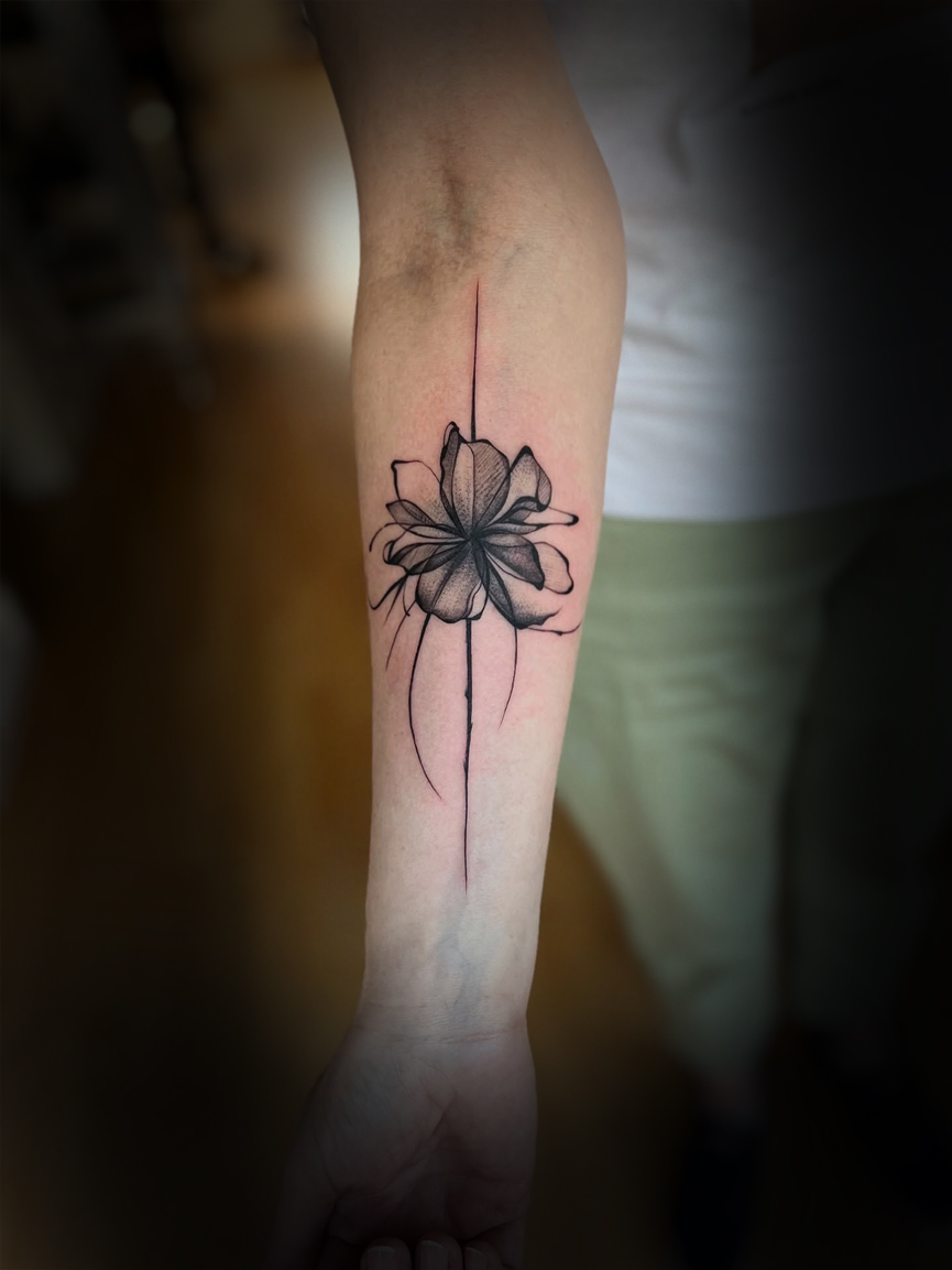 Zarte Blumenmotive im Fineline Tattoo Style – gestochen in München.