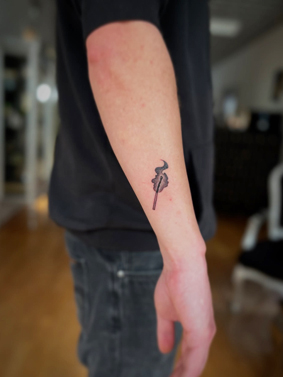 Minimalistisches Fineline Tattoo im Avantgarde Tattoo Studio München.