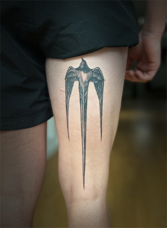 Feine Symbole, klare Linien – Fineline Tattoos mit Bedeutung, München.