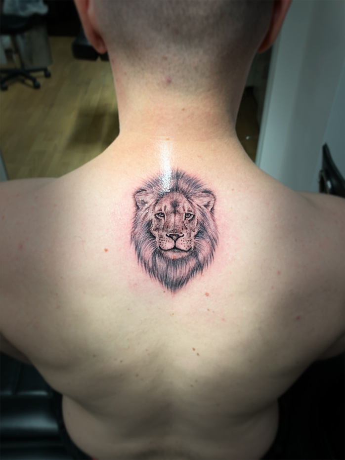 Elegantes Löwe Fineline Tattoo Design von Kristiyan Mihaylov, München.