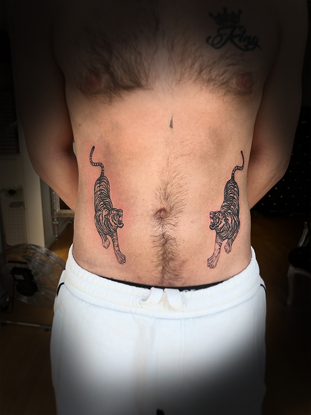 Feine Körperkunst im Fineline Tattoo Stil – München Avantgarde Studio.
