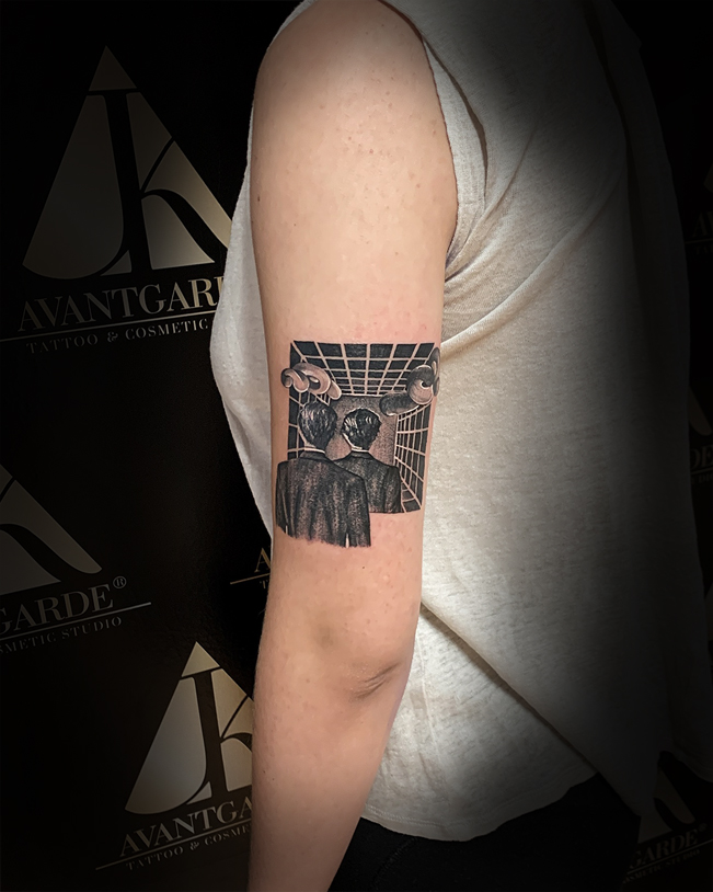Nahaufnahme eines Fineline Tattoos – feine Linien und präzise Schattierung.