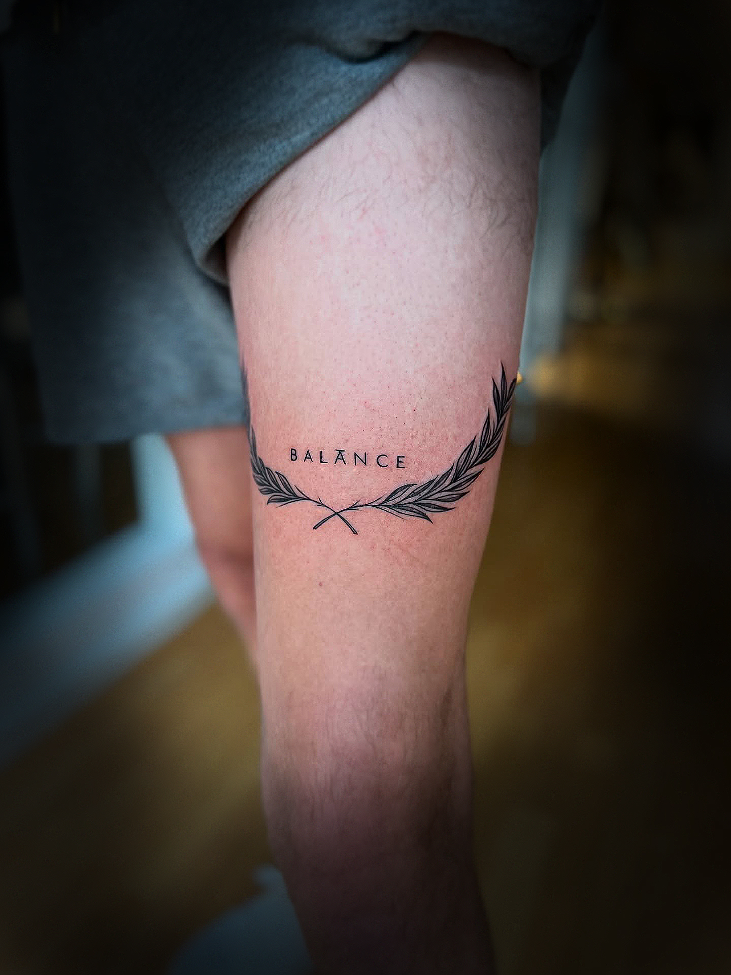 Feine Rosenlinie Balance – elegantes Fineline Tattoo in München.