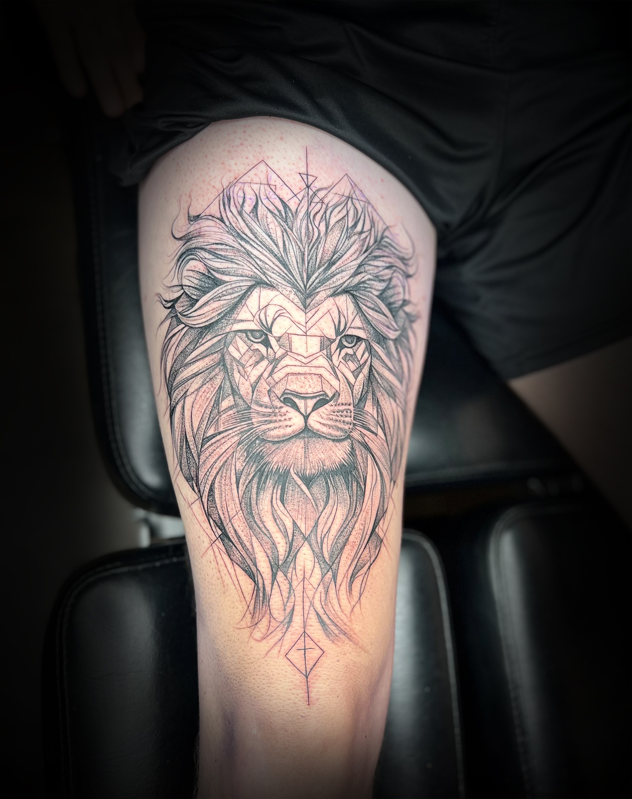 Lion oder Löwe Fineline Tattoo Design mit klarer Struktur, München.