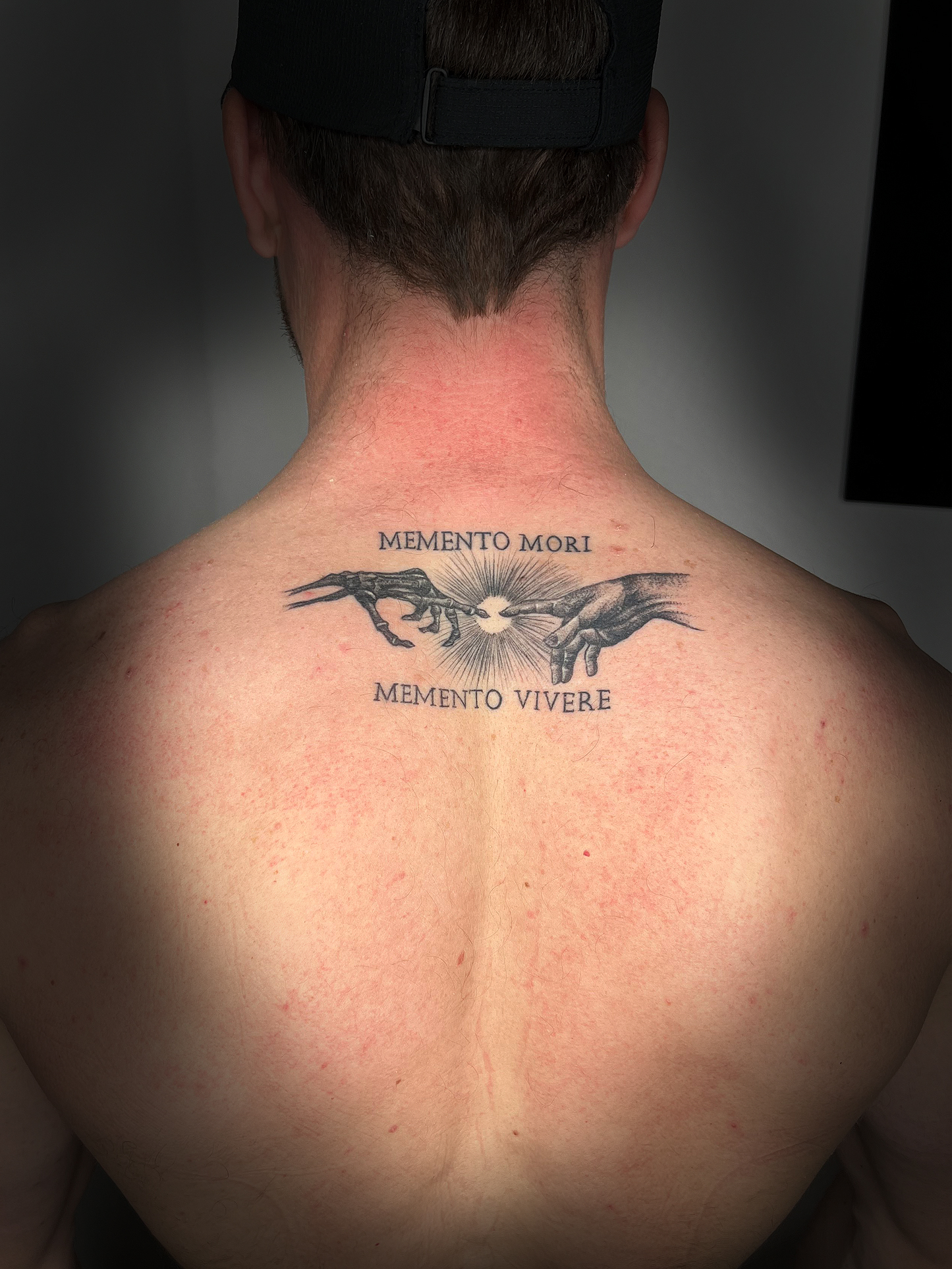 Feine Linien Hand Gott auf dem Rücken– Fineline Tattoo mit Stil in München.