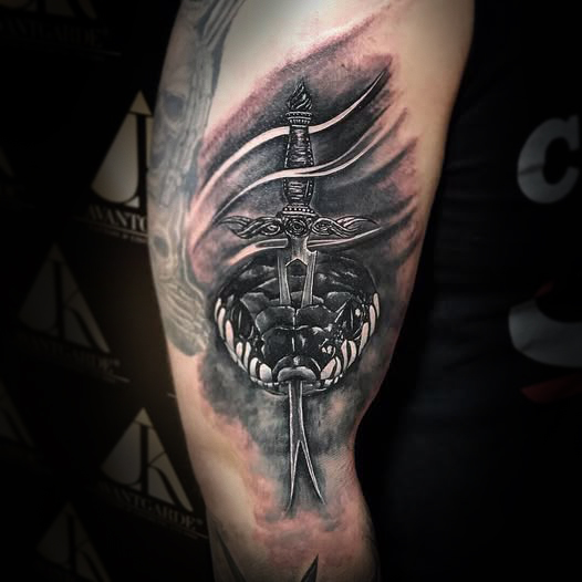 Cover-Up Tattoo in München – altes Tattoo perfekt überarbeitet von Kristiyan Mihaylov.