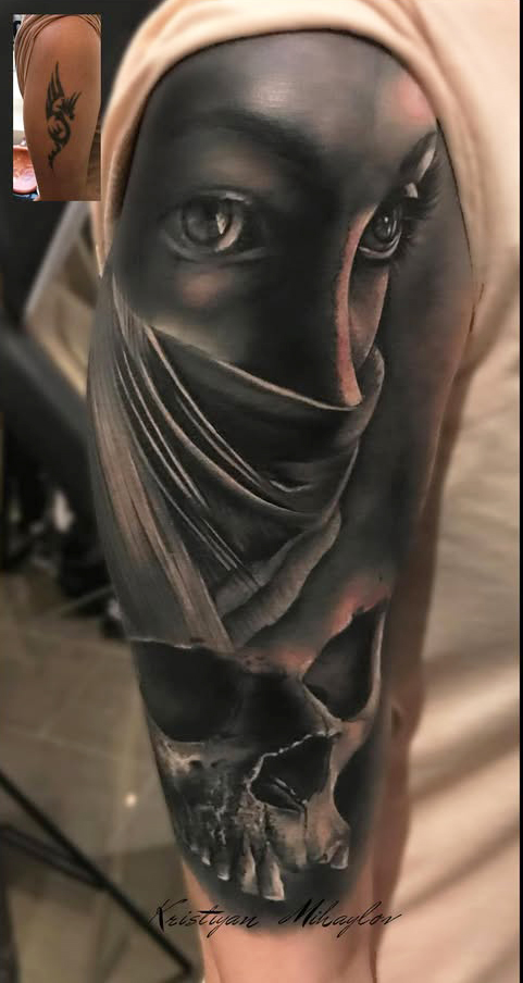 Black & Grey Cover-Up Tattoo – dunkle Flächen elegant in neue Kunst verwandelt.