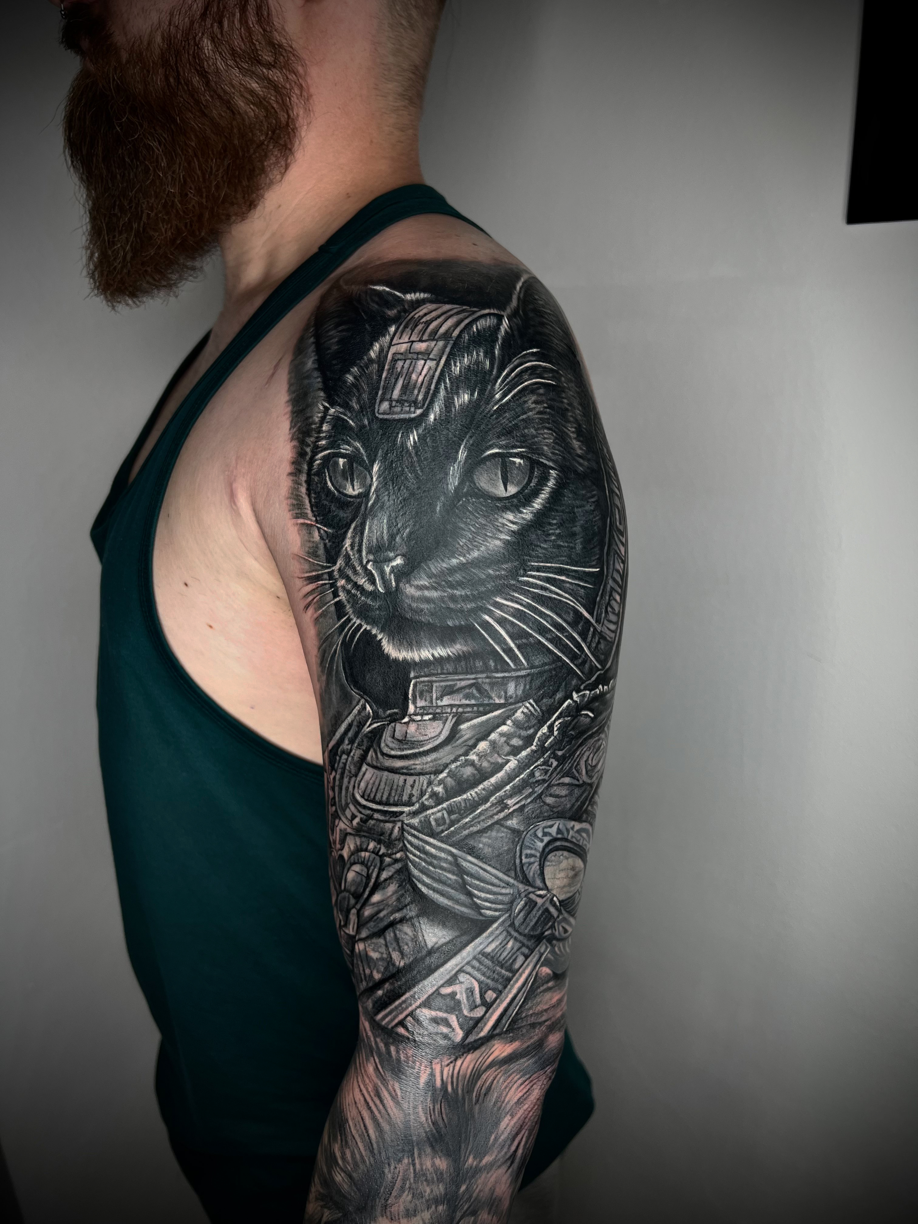 Realistic Cover-Up Gott Tattoo München – alte Tattoos verschwinden mit realistischen Motiven.
