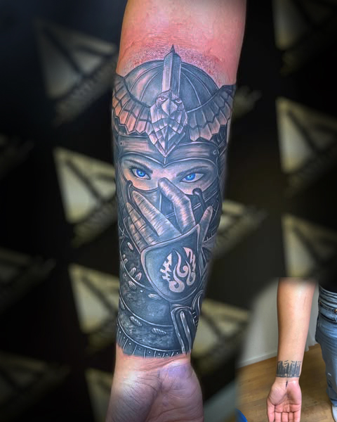 Kriegerin Black & Grey Cover-Up Tattoo – dunkle Flächen elegant in neue Kunst verwandelt.
