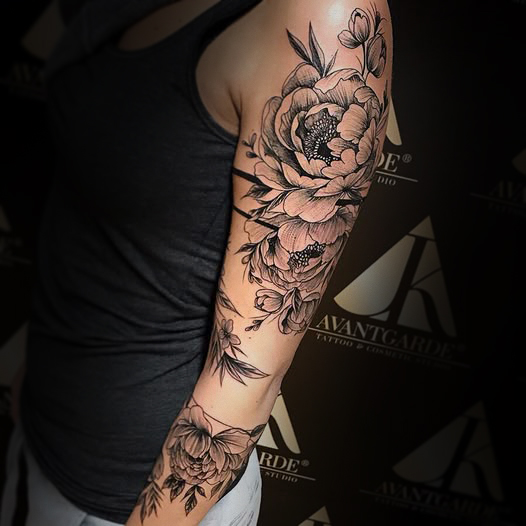 Black and Grey Tattoo Sleeve Flowers Line– detailreiche Kunst mit Präzision, München.