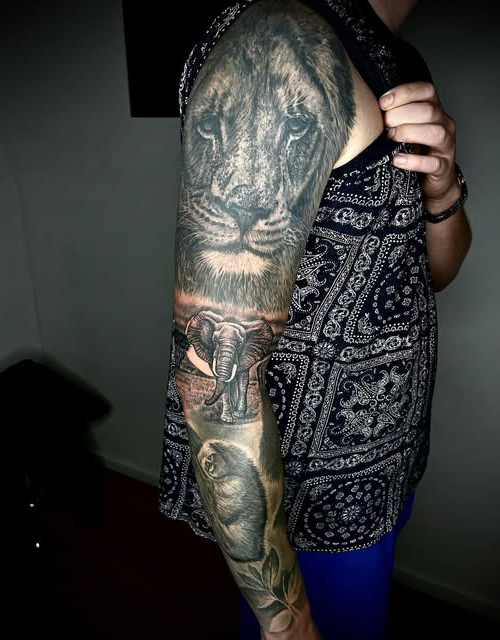 Tattoo Artist Kristiyan Mihaylov gestaltet realistische Sleeve im zwei SitzungenTattoos in München.