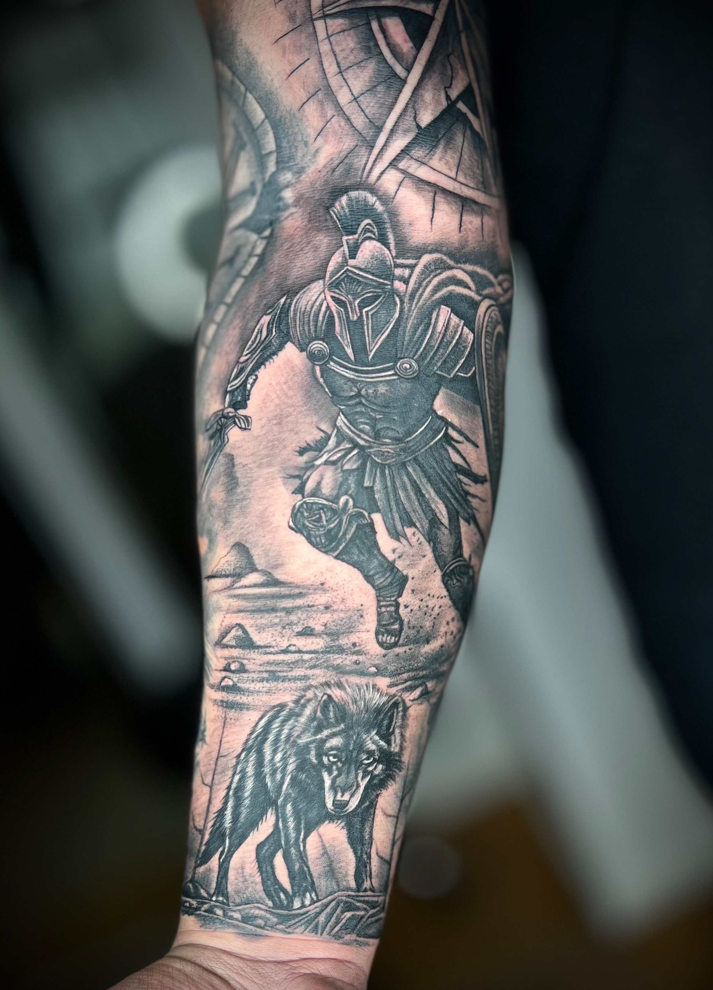 Farbintensives Sleeve Tattoo in München – Warrior euchtende Pigmente und individuelle Designs.