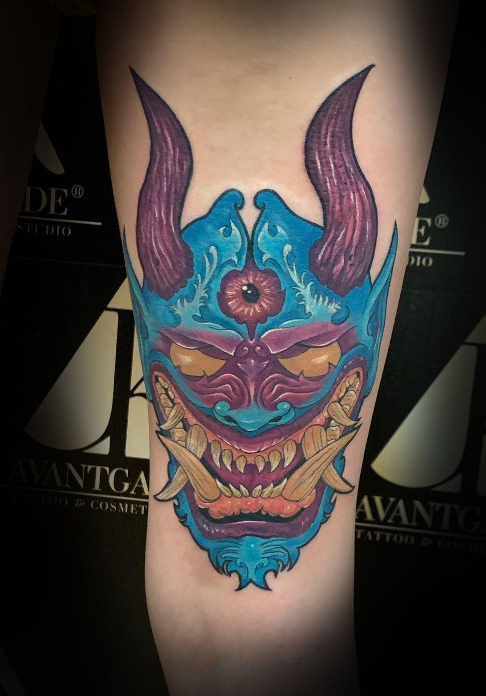 Bunte Anime Mask Tattoos in München – kreative Designs mit leuchtenden Farben.