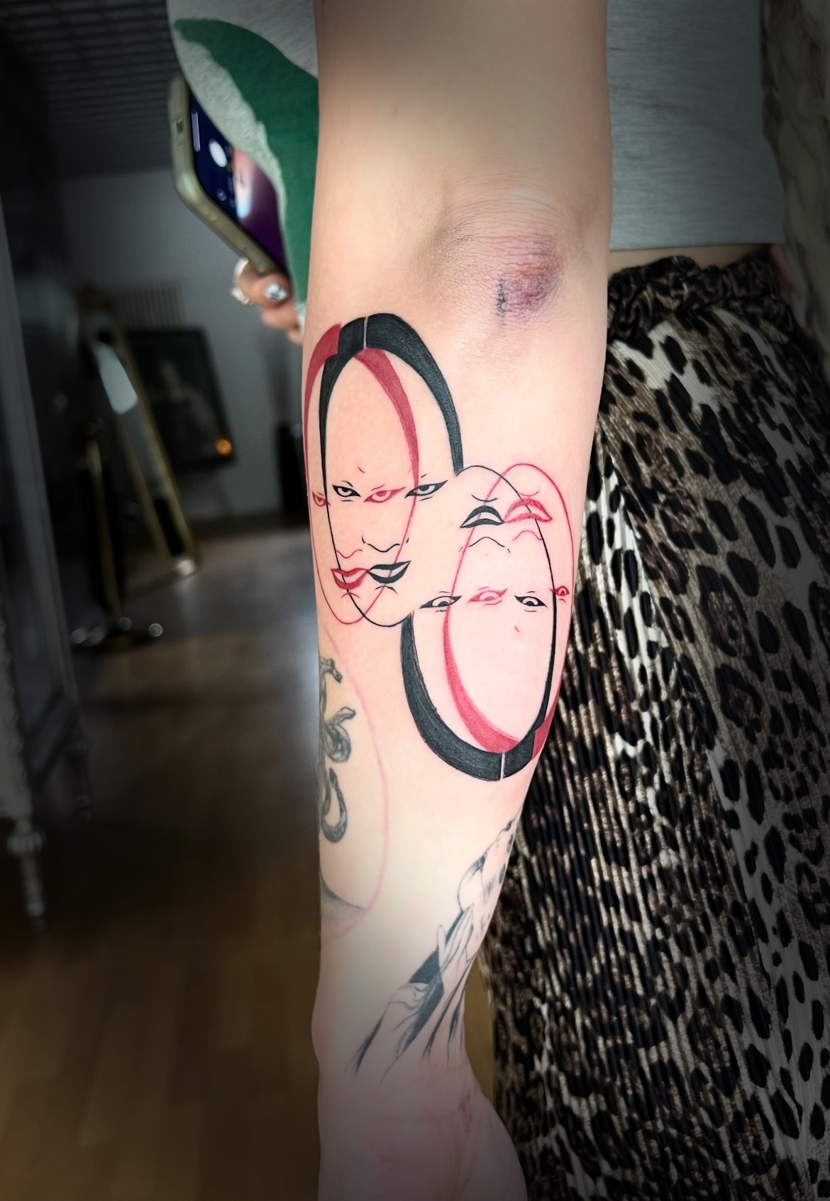 Feinlinig Anime Tattoo München – elegante Linienkunst im Avantgarde Studio.