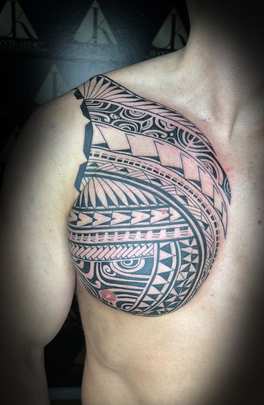 Maori Chest Brust Tattoo München – traditionelle Muster für Kraft und Schutz.