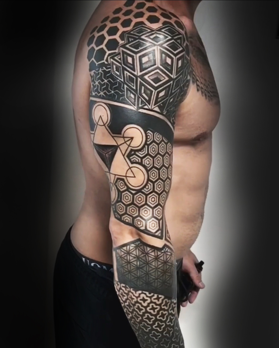 Maori Arm Sleeve Tattoo München – symbolische Linien, inspiriert von polynesischer Kultur