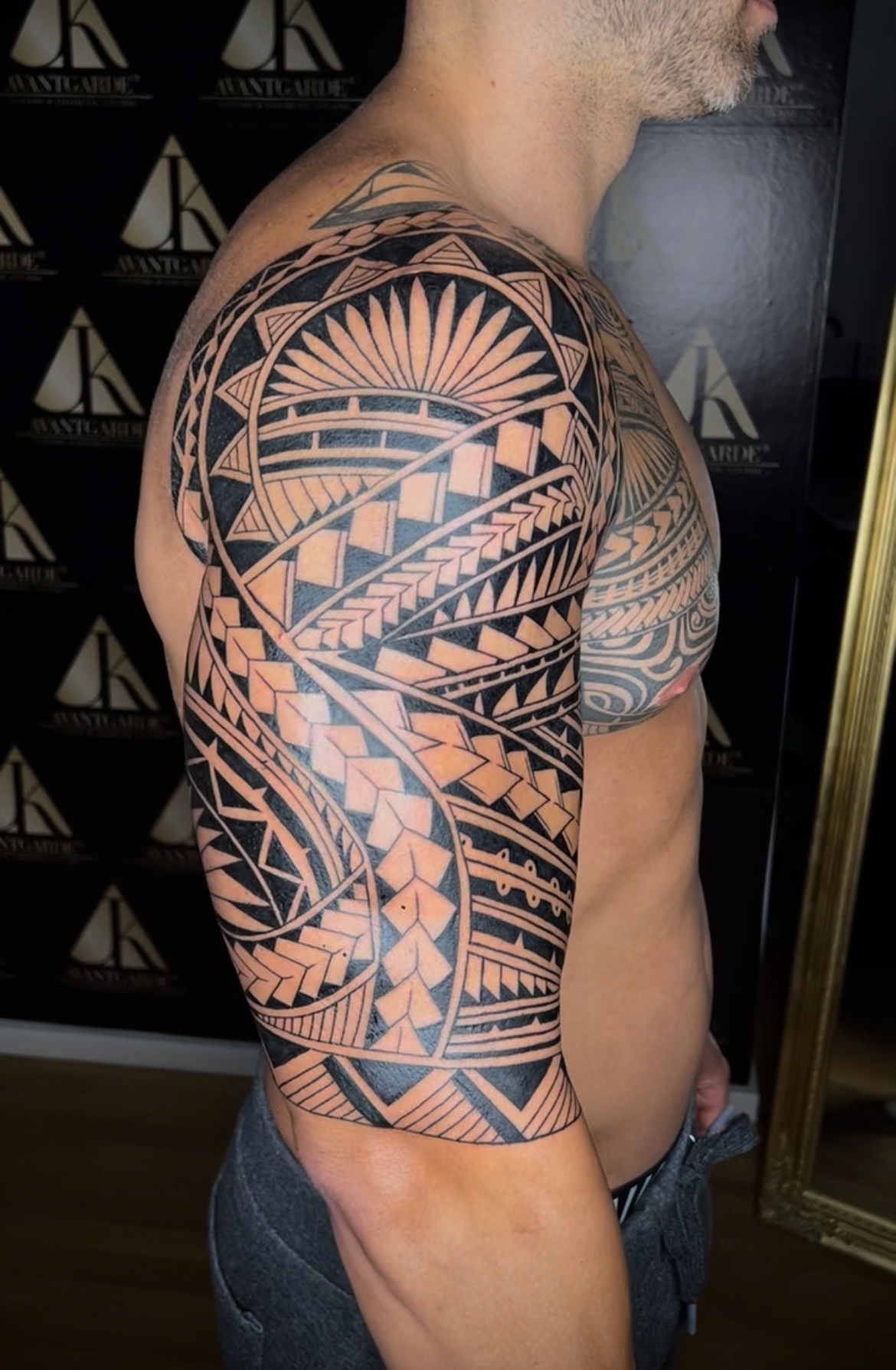 Maori Tattoo Muster München – präzise Handwerkskunst mit kulturellem Respekt.