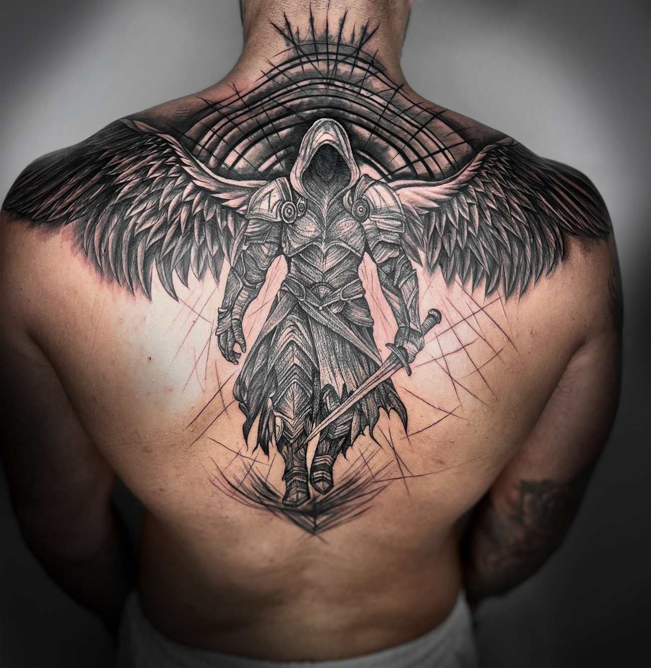 Black & Grey Tattoo München – Tattoos mit Schattierungen und Kontrasten im Avantgarde Studio von Kristiyan Mihaylov.